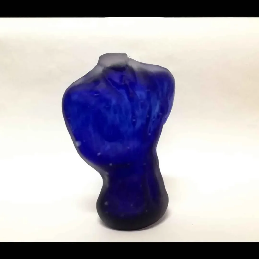 yakınlaştır "Suit in Blue" eseri METE BAHTİYAR KARATAŞ tarafından 2018 yılında 23x11x9 cm ölçülerinde Sıcak cam serbest şekillendirme tekniği ile yapılmıştır.