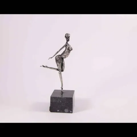 Bu eser ÖZER AKTAŞ tarafından 2018 yılında Demir yontu tekniği ile yapılmıştır.