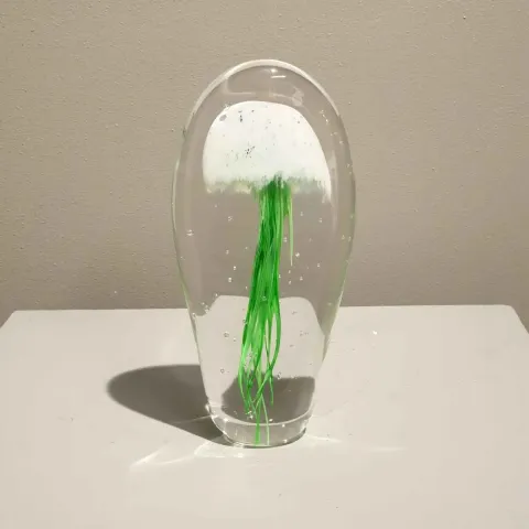 Bu eser UFUK AKBEY tarafından 2018 yılında 25x12x5 cm ölçülerinde Cam tekniği ile yapılmıştır.