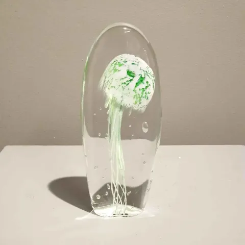 Bu eser UFUK AKBEY tarafından 2018 yılında 25x12x5 cm ölçülerinde Cam tekniği ile yapılmıştır.