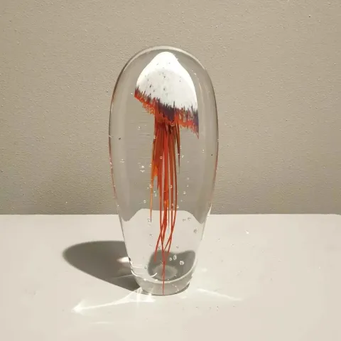 UFUK AKBEY — 2018 Bu eser UFUK AKBEY tarafından 2018 yılında 25x12x5 cm ölçülerinde Cam tekniği ile yapılmıştır.