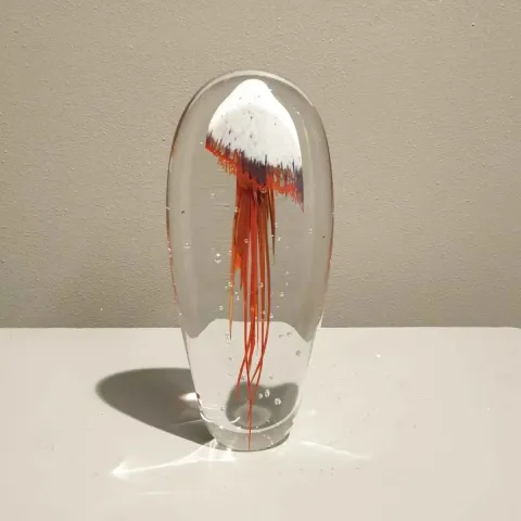 Bu eser UFUK AKBEY tarafından 2018 yılında 25x12x5 cm ölçülerinde Cam tekniği ile yapılmıştır.
