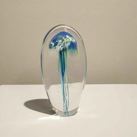 Bu eser UFUK AKBEY tarafından 2018 yılında 25x12x5 cm ölçülerinde Cam tekniği ile yapılmıştır.