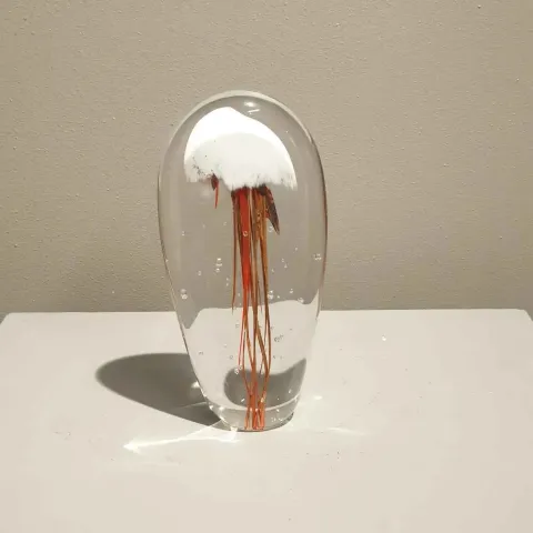 UFUK AKBEY — 2018 Bu eser UFUK AKBEY tarafından 2018 yılında 25x12x5 cm ölçülerinde Cam tekniği ile yapılmıştır.