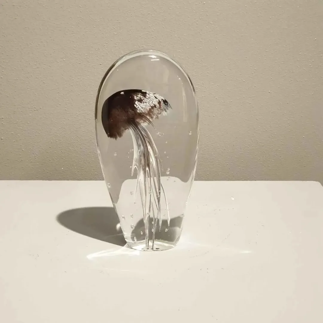 "İsimsiz" eseri UFUK AKBEY tarafından 2018 yılında 25x12x5 cm ölçülerinde Cam tekniği ile yapılmıştır.