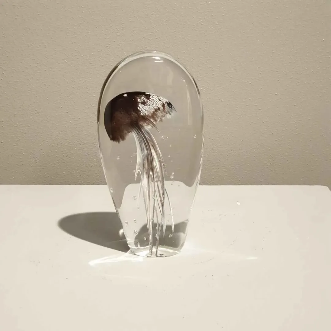 yakınlaştır "İsimsiz" eseri UFUK AKBEY tarafından 2018 yılında 25x12x5 cm ölçülerinde Cam tekniği ile yapılmıştır.