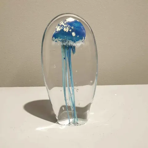 Bu eser UFUK AKBEY tarafından 2018 yılında 25x12x5 cm ölçülerinde Cam tekniği ile yapılmıştır.