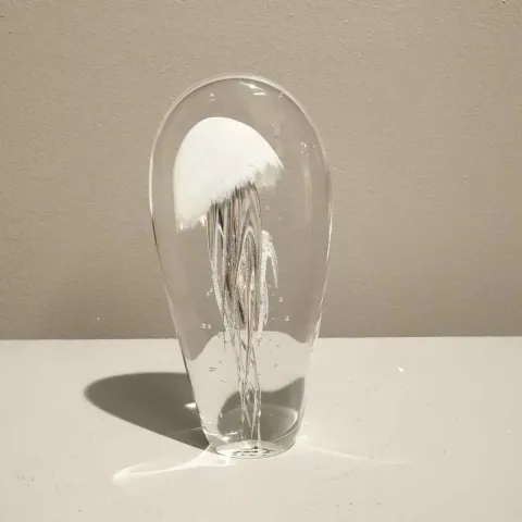 Bu eser UFUK AKBEY tarafından 2018 yılında 25x12x5 cm ölçülerinde Cam tekniği ile yapılmıştır.