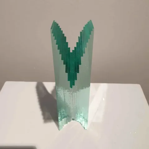 MURAT PAKTUR — 2018 Bu eser MURAT PAKTUR tarafından 2018 yılında 25x8x18 cm ölçülerinde Cam tekniği ile yapılmıştır.