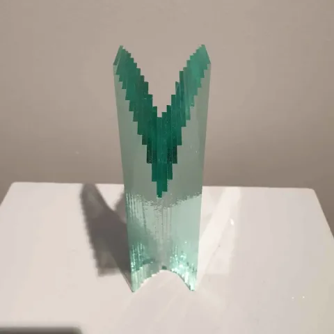 Bu eser MURAT PAKTUR tarafından 2018 yılında 25x8x18 cm ölçülerinde Cam tekniği ile yapılmıştır.