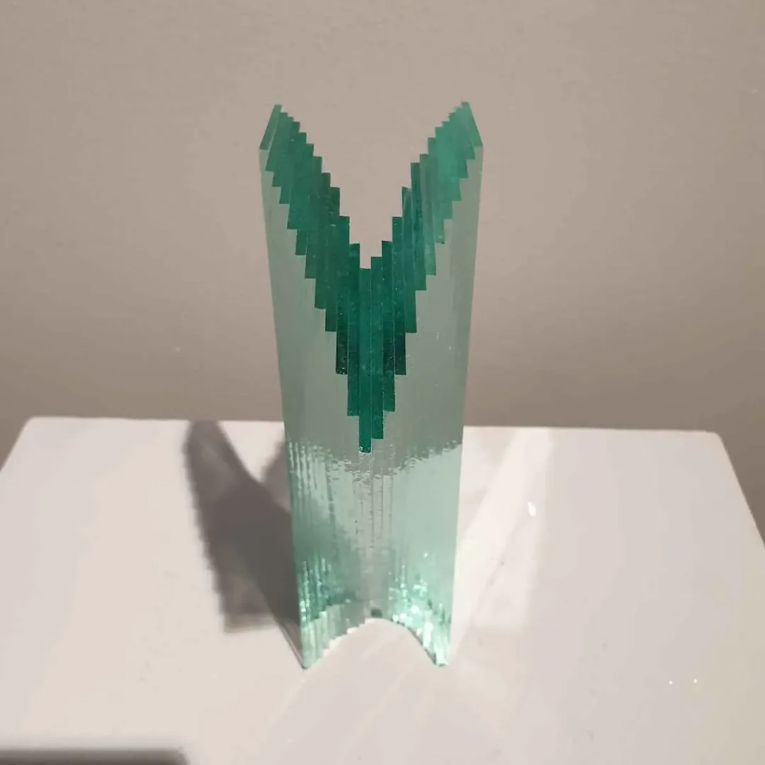 yakınlaştır "İsimsiz" eseri MURAT PAKTUR tarafından 2018 yılında 25x8x18 cm ölçülerinde Cam tekniği ile yapılmıştır.