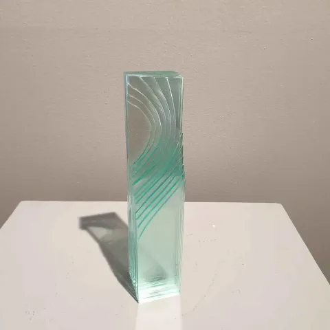 Bu eser MURAT PAKTUR tarafından 2018 yılında 25x8x8 cm ölçülerinde Cam tekniği ile yapılmıştır.