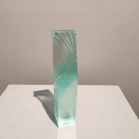 Bu eser MURAT PAKTUR tarafından 2018 yılında 25x8x8 cm ölçülerinde Cam tekniği ile yapılmıştır.