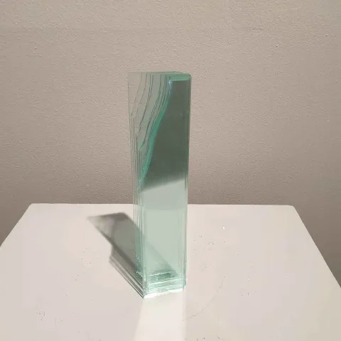 Bu eser MURAT PAKTUR tarafından 2018 yılında 25x8x8 cm ölçülerinde Cam tekniği ile yapılmıştır.