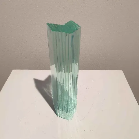 Bu eser MURAT PAKTUR tarafından 2018 yılında 25x8x8 cm ölçülerinde Cam tekniği ile yapılmıştır.