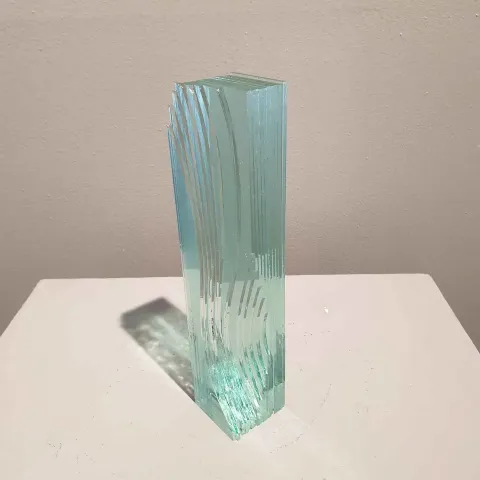 Bu eser MURAT PAKTUR tarafından 2018 yılında 25x8x8 cm ölçülerinde Cam tekniği ile yapılmıştır.
