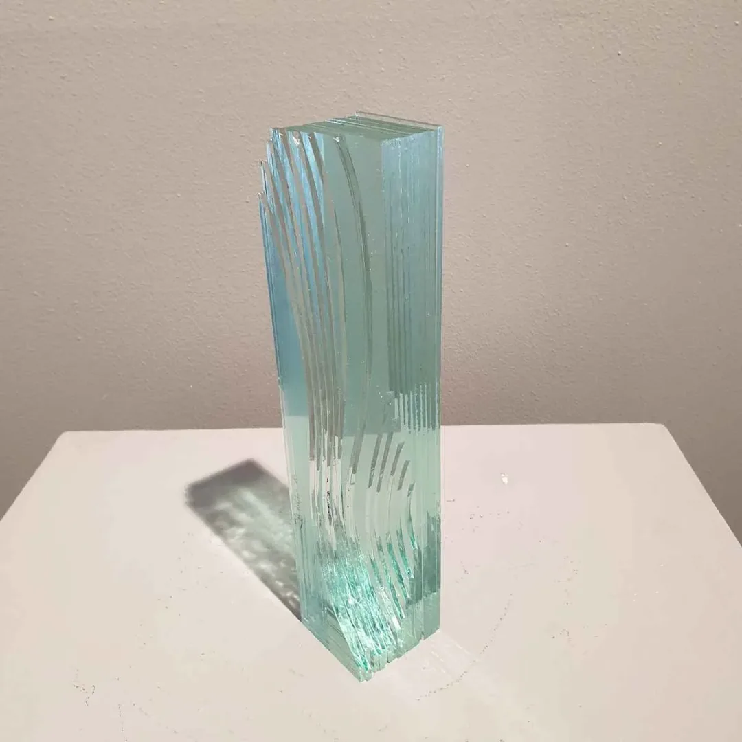 yakınlaştır "İsimsiz" eseri MURAT PAKTUR tarafından 2018 yılında 25x8x8 cm ölçülerinde Cam tekniği ile yapılmıştır.