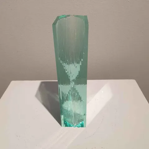 Bu eser MURAT PAKTUR tarafından 2018 yılında 25x8x8 cm ölçülerinde Cam tekniği ile yapılmıştır.
