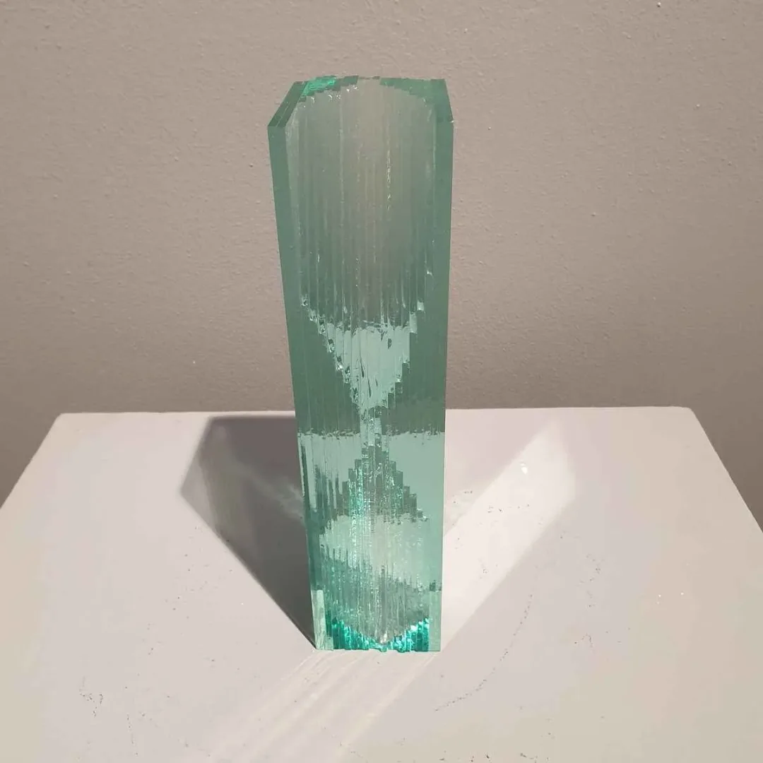yakınlaştır "İsimsiz" eseri MURAT PAKTUR tarafından 2018 yılında 25x8x8 cm ölçülerinde Cam tekniği ile yapılmıştır.