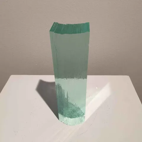 Bu eser MURAT PAKTUR tarafından 2018 yılında 25x8x8 cm ölçülerinde Cam tekniği ile yapılmıştır.