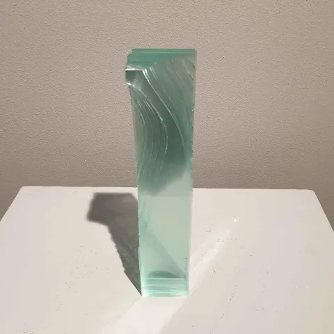 Bu eser MURAT PAKTUR tarafından 2018 yılında 25x8x8 cm ölçülerinde Cam tekniği ile yapılmıştır.