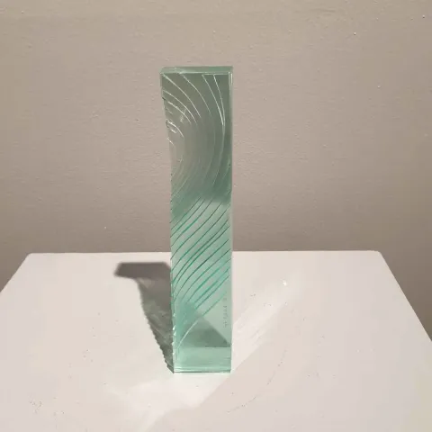 Bu eser MURAT PAKTUR tarafından 2018 yılında 25x8x8 cm ölçülerinde Cam tekniği ile yapılmıştır.