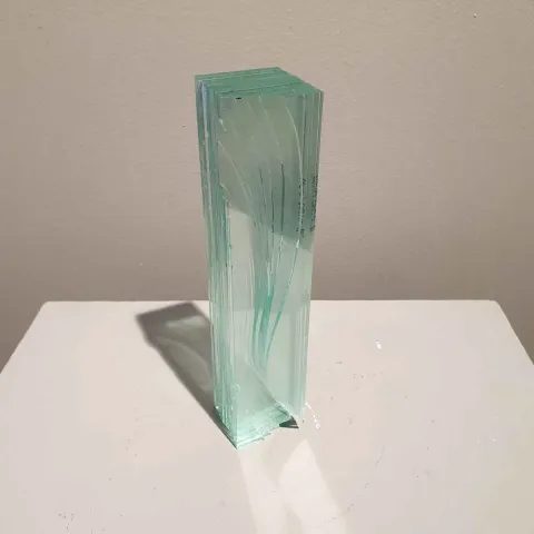 Bu eser MURAT PAKTUR tarafından 2018 yılında 25x8x8 cm ölçülerinde Cam tekniği ile yapılmıştır.