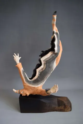 "Düşen" eseri ALİ CİHAN KAYALIOĞLU tarafından 2017 yılında 46x29x28 cm ölçülerinde Seramik Elle Şekillendirme tekniği ile yapılmıştır.