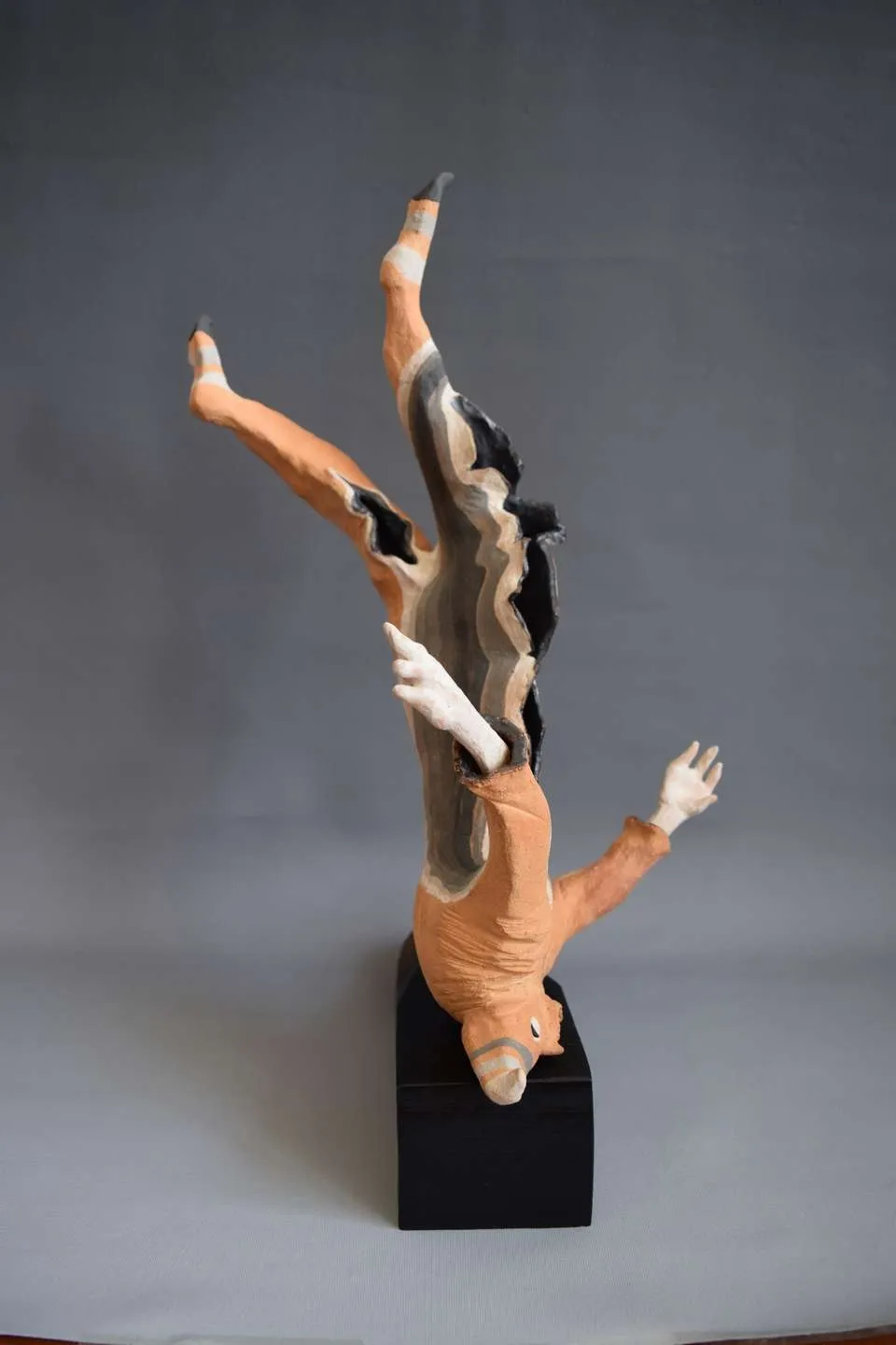"Düşen" eseri ALİ CİHAN KAYALIOĞLU tarafından 2017 yılında 46x29x28 cm ölçülerinde Seramik Elle Şekillendirme tekniği ile yapılmıştır.