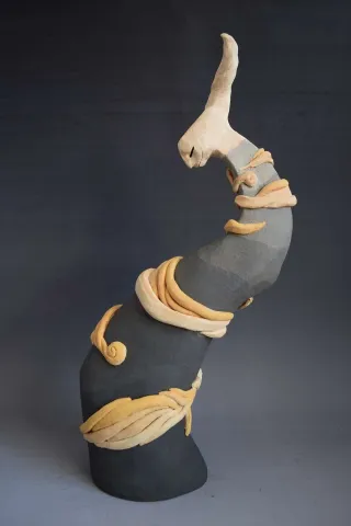 "Hayal" eseri ALİ CİHAN KAYALIOĞLU tarafından 2016 yılında 49.5x11.5x23.5 cm ölçülerinde Seramik Elle Şekillendirme tekniği ile yapılmıştır.