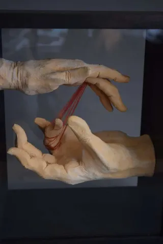 "Sonsuz Düğüm" eseri ALİ CİHAN KAYALIOĞLU tarafından 2017 yılında 23.5x19x12.5 cm ölçülerinde Seramik Elle Şekillendirme tekniği ile yapılmıştır.