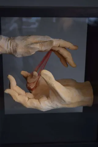"Sonsuz Düğüm" eseri ALİ CİHAN KAYALIOĞLU tarafından 2017 yılında 23.5x19x12.5 cm ölçülerinde Seramik Elle Şekillendirme tekniği ile yapılmıştır.