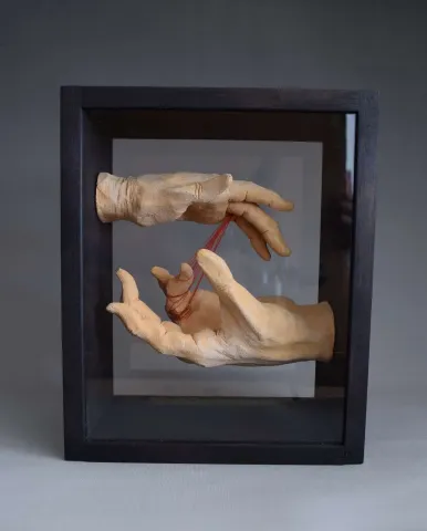 "Sonsuz Düğüm" eseri ALİ CİHAN KAYALIOĞLU tarafından 2017 yılında 23.5x19x12.5 cm ölçülerinde Seramik Elle Şekillendirme tekniği ile yapılmıştır.