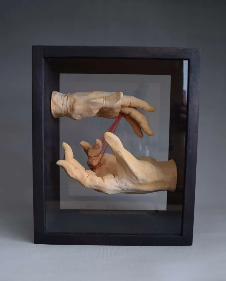 yakınlaştır "Sonsuz Düğüm" eseri ALİ CİHAN KAYALIOĞLU tarafından 2017 yılında 23.5x19x12.5 cm ölçülerinde Seramik Elle Şekillendirme tekniği ile yapılmıştır.