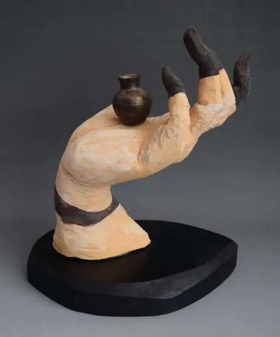 "Medeniyetin Eli" eseri ALİ CİHAN KAYALIOĞLU tarafından 2017 yılında 33x23x30 cm ölçülerinde Seramik Elle Şekillendirme tekniği ile yapılmıştır.