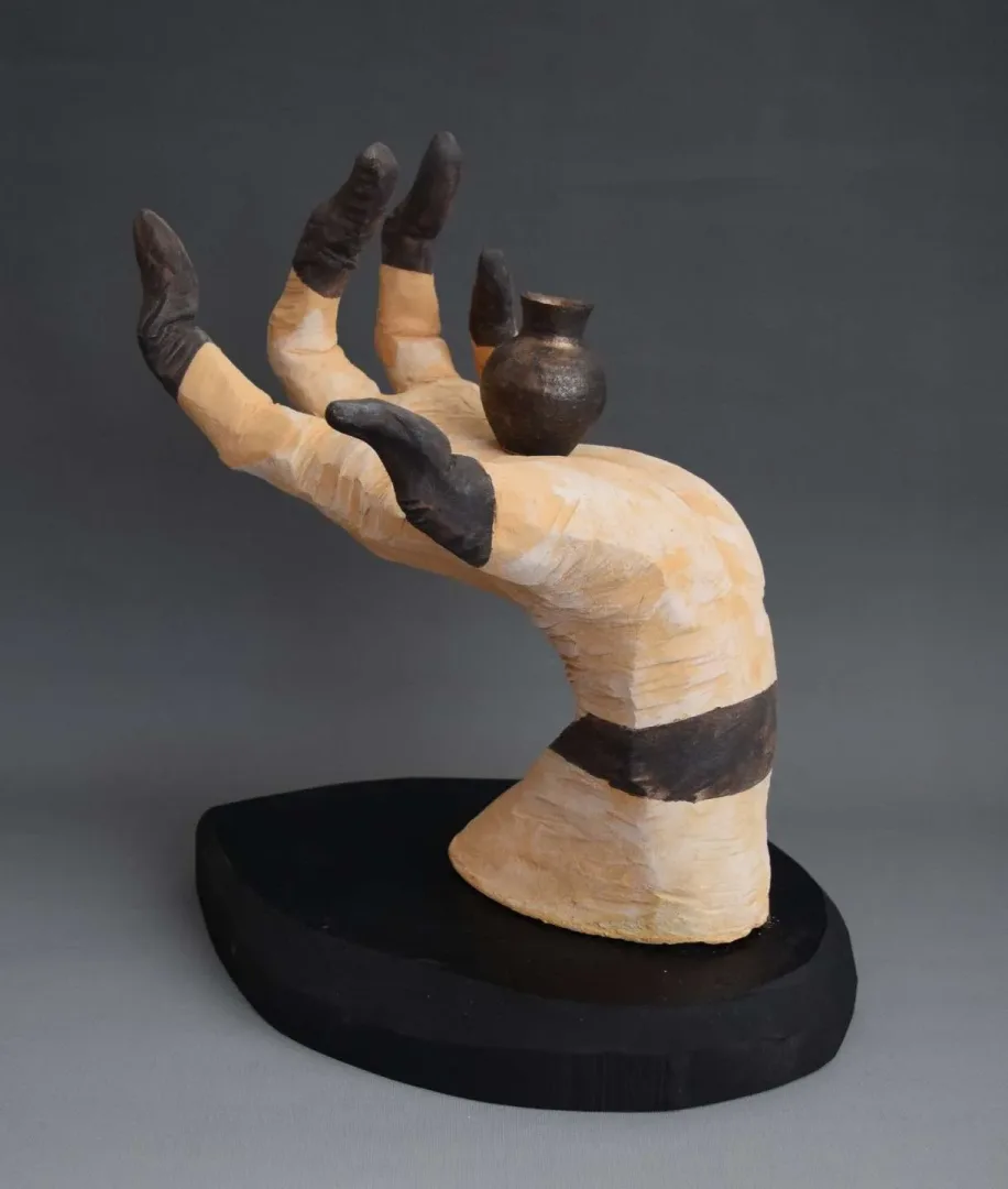 "Medeniyetin Eli" eseri ALİ CİHAN KAYALIOĞLU tarafından 2017 yılında 33x23x30 cm ölçülerinde Seramik Elle Şekillendirme tekniği ile yapılmıştır.
