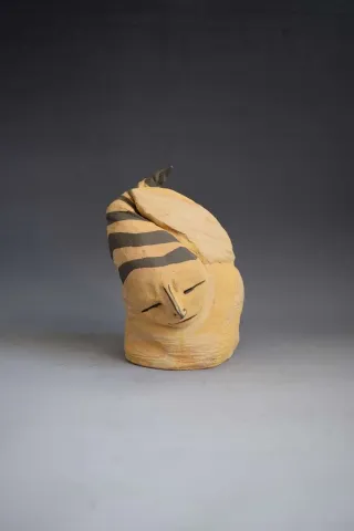 "Yancı" eseri ALİ CİHAN KAYALIOĞLU tarafından 2016 yılında 19.5x12x15 cm ölçülerinde Seramik Elle Şekillendirme tekniği ile yapılmıştır.