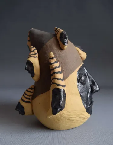 "Kaynak" eseri ALİ CİHAN KAYALIOĞLU tarafından 2018 yılında 17.5x16.5x14.5 cm ölçülerinde Seramik Elle Şekillendirme tekniği ile yapılmıştır.