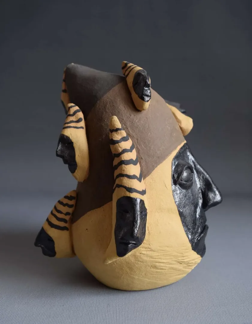 yakınlaştır "Kaynak" eseri ALİ CİHAN KAYALIOĞLU tarafından 2018 yılında 17.5x16.5x14.5 cm ölçülerinde Seramik Elle Şekillendirme tekniği ile yapılmıştır.