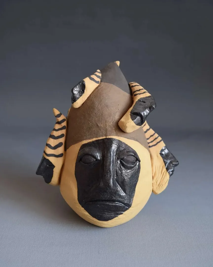 yakınlaştır "Kaynak" eseri ALİ CİHAN KAYALIOĞLU tarafından 2018 yılında 17.5x16.5x14.5 cm ölçülerinde Seramik Elle Şekillendirme tekniği ile yapılmıştır.