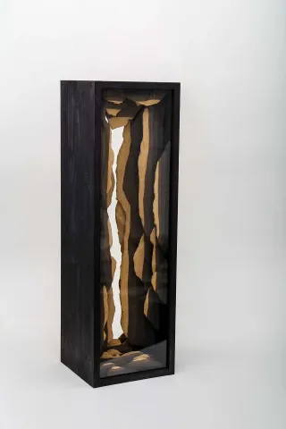 "Dağ" eseri ALİ CİHAN KAYALIOĞLU tarafından 2018 yılında 76.3x23.6x22.2 cm ölçülerinde Seramik Elle Şekillendirme tekniği ile yapılmıştır.