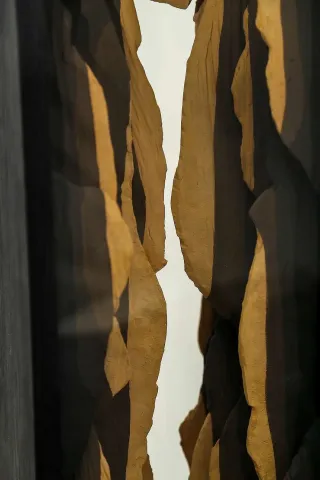 ALİ CİHAN KAYALIOĞLU — “Dağ”, 2018 "Dağ" eseri ALİ CİHAN KAYALIOĞLU tarafından 2018 yılında 76.3x23.6x22.2 cm ölçülerinde Seramik Elle Şekillendirme tekniği ile yapılmıştır.