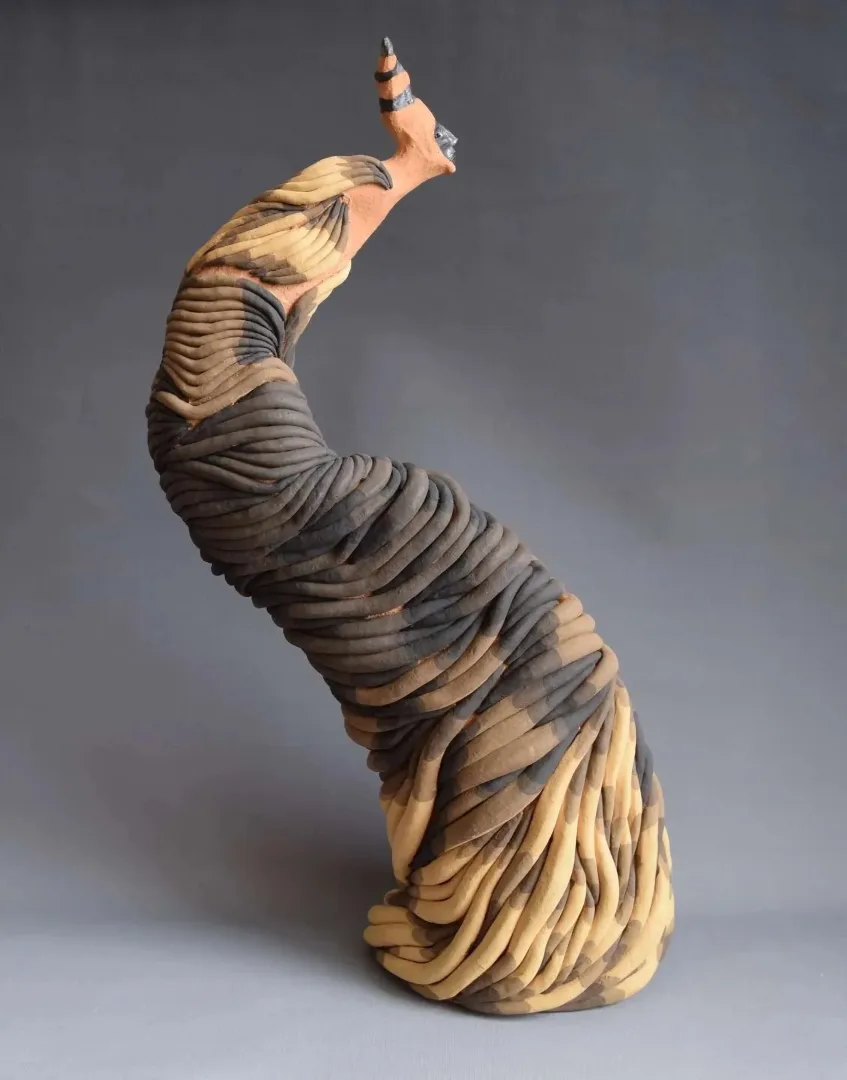 "Mücadele" eseri ALİ CİHAN KAYALIOĞLU tarafından 2017 yılında 61x17x30 cm ölçülerinde Seramik Elle Şekillendirme tekniği ile yapılmıştır.