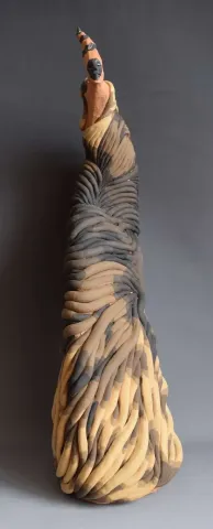 "Mücadele" eseri ALİ CİHAN KAYALIOĞLU tarafından 2017 yılında 61x17x30 cm ölçülerinde Seramik Elle Şekillendirme tekniği ile yapılmıştır.