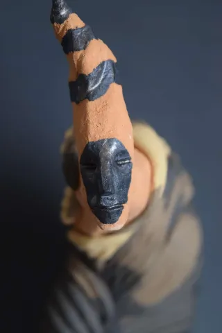 "Mücadele" eseri ALİ CİHAN KAYALIOĞLU tarafından 2017 yılında 61x17x30 cm ölçülerinde Seramik Elle Şekillendirme tekniği ile yapılmıştır.