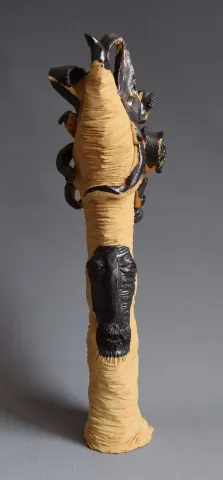 "Düşününce" eseri ALİ CİHAN KAYALIOĞLU tarafından 2017 yılında 34x9x14 cm ölçülerinde Seramik Elle Şekillendirme tekniği ile yapılmıştır.