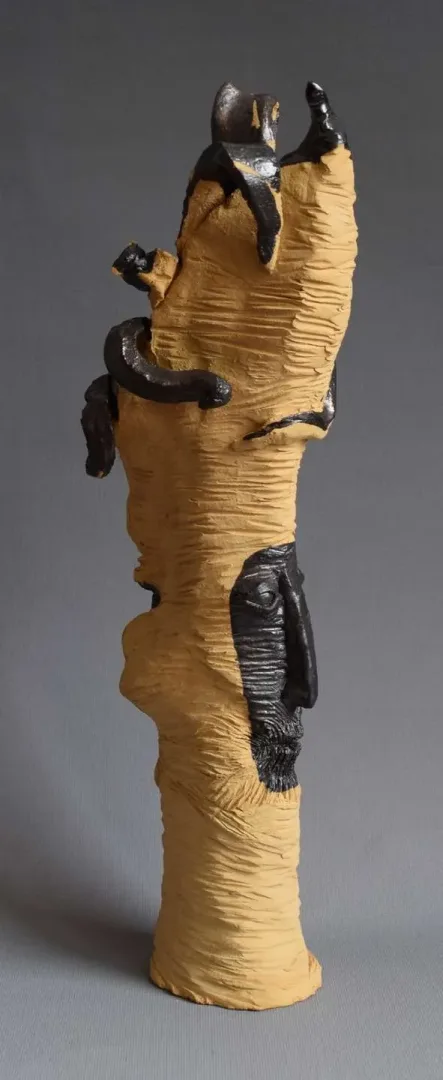 yakınlaştır "Düşününce" eseri ALİ CİHAN KAYALIOĞLU tarafından 2017 yılında 34x9x14 cm ölçülerinde Seramik Elle Şekillendirme tekniği ile yapılmıştır.