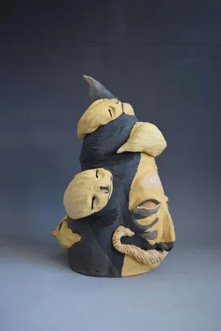 "Baba" eseri ALİ CİHAN KAYALIOĞLU tarafından 2016 yılında 33x20.5x20.8 cm ölçülerinde Seramik Elle Şekillendirme tekniği ile yapılmıştır.