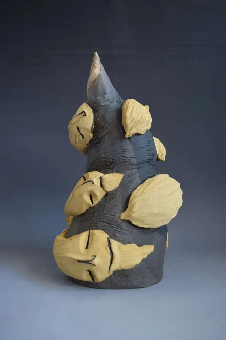 "Baba" eseri ALİ CİHAN KAYALIOĞLU tarafından 2016 yılında 33x20.5x20.8 cm ölçülerinde Seramik Elle Şekillendirme tekniği ile yapılmıştır.