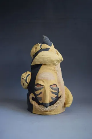 "Baba" eseri ALİ CİHAN KAYALIOĞLU tarafından 2016 yılında 33x20.5x20.8 cm ölçülerinde Seramik Elle Şekillendirme tekniği ile yapılmıştır.